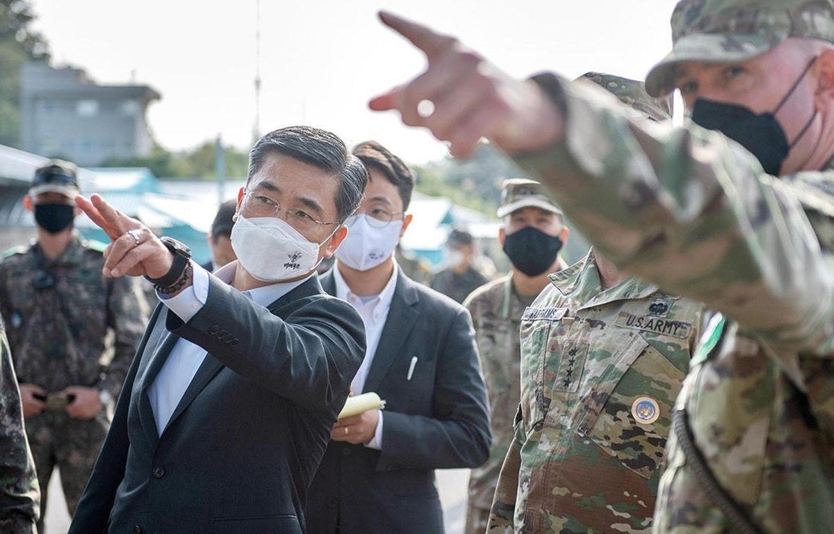 Bộ trưởng Quốc phòng Suh Wook đến thăm làng đình chiến Panmunjom.
