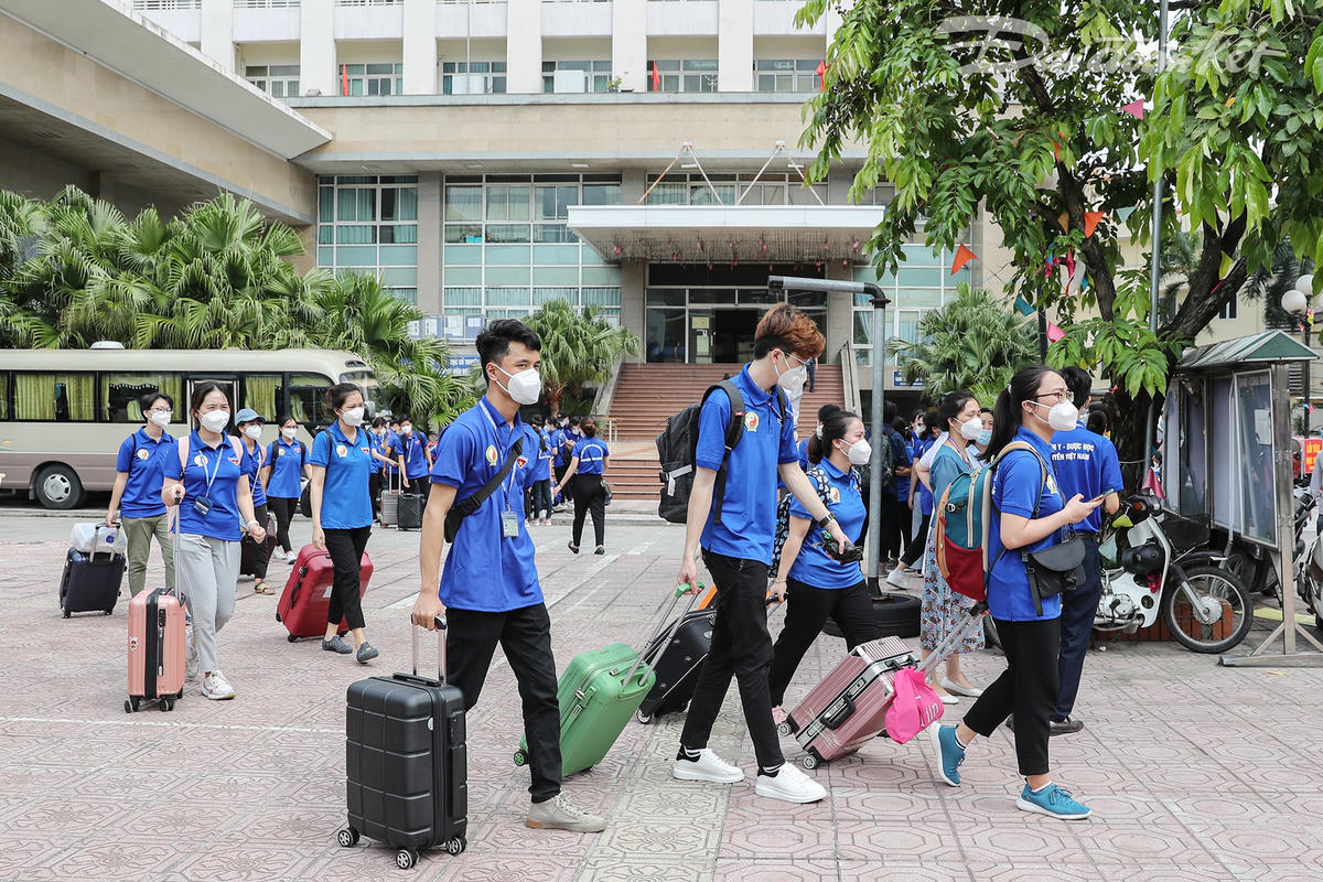 Các giảng viên, các em sinh viên chuẩn bị hành trang lên đường. Ảnh: Quang Vinh. 