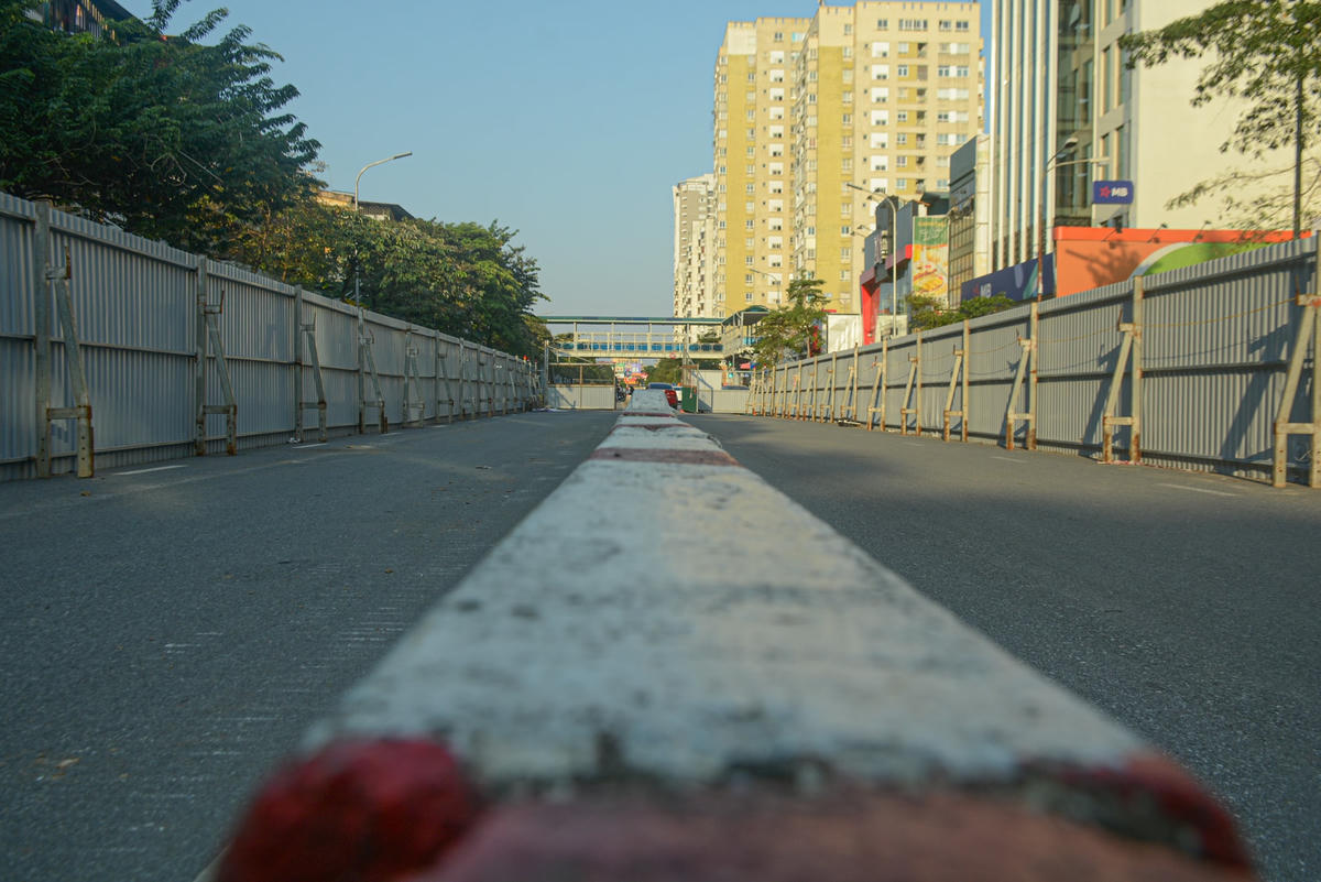 Rào chắn cứng khu vực thi công hố móng cầu vượt.