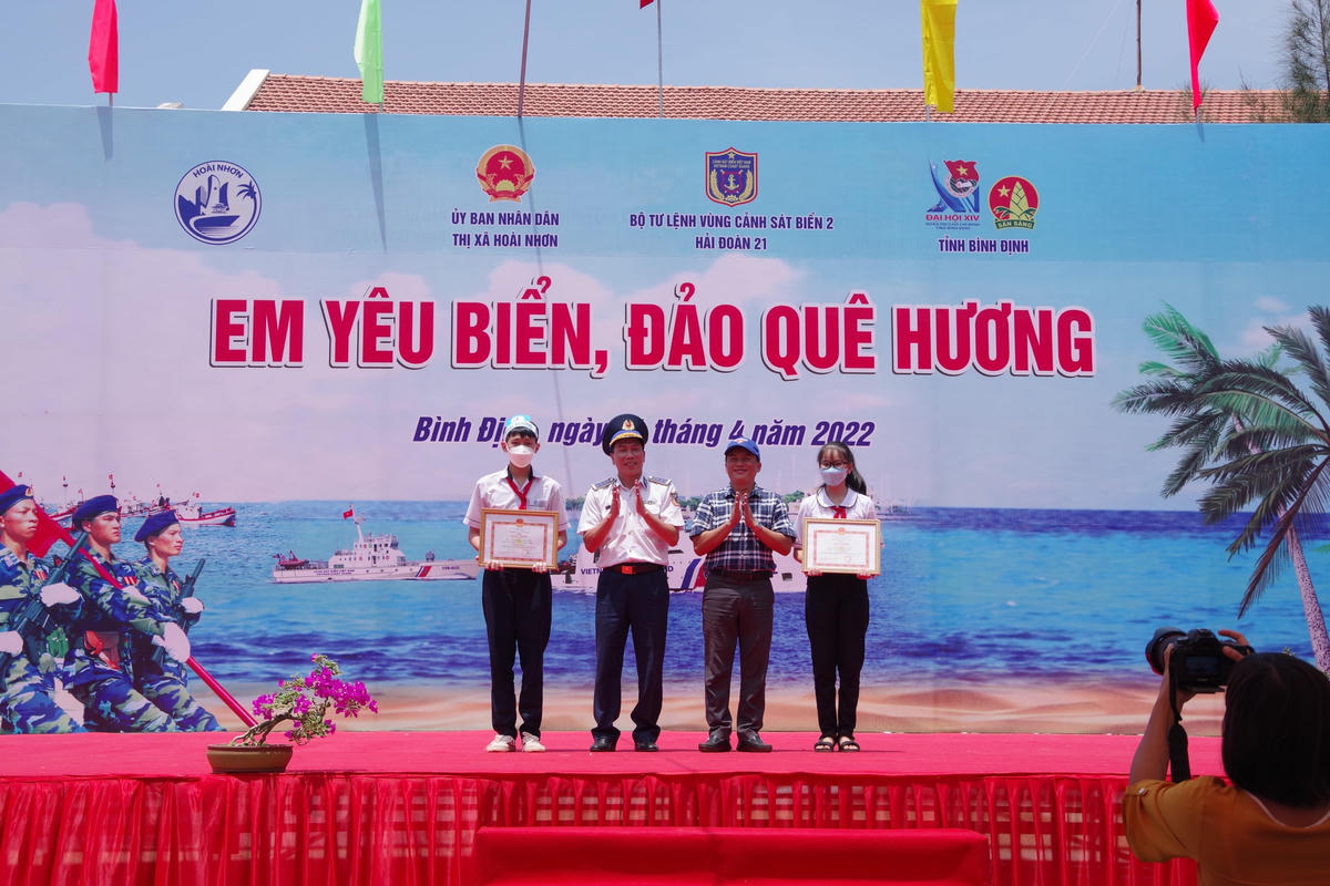 Đại tá Lê Phúc Tiến Chính ủy Hải đoàn 21 trao giải Nhất cuộc thi vẽ tranh và em yêu biển đảo quê hương.