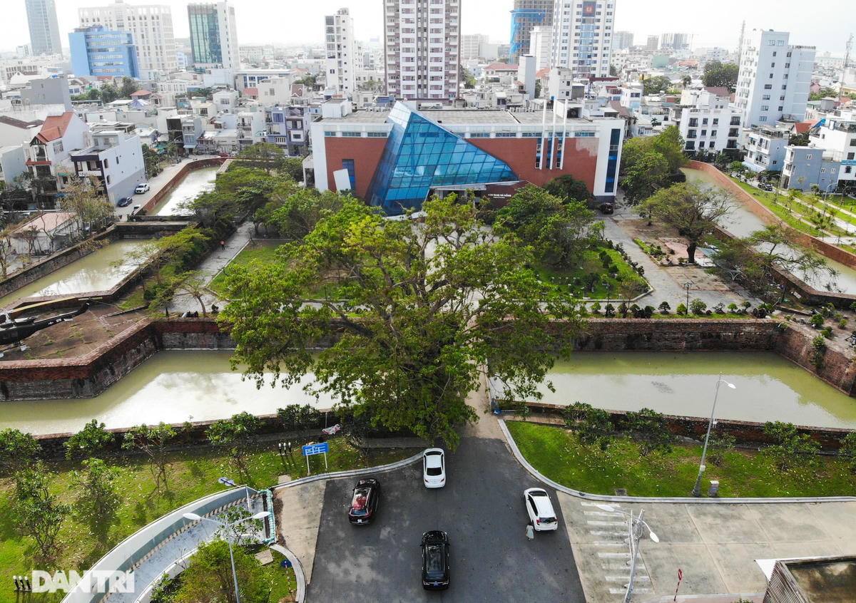 Chiêm ngưỡng cổ thành với tường cao, hào sâu giáp biển Đà Nẵng
