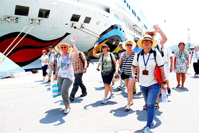 Khách du lịch quốc tế đến Nha Trang bằng tàu biển.  Ảnh: Xuân Thành