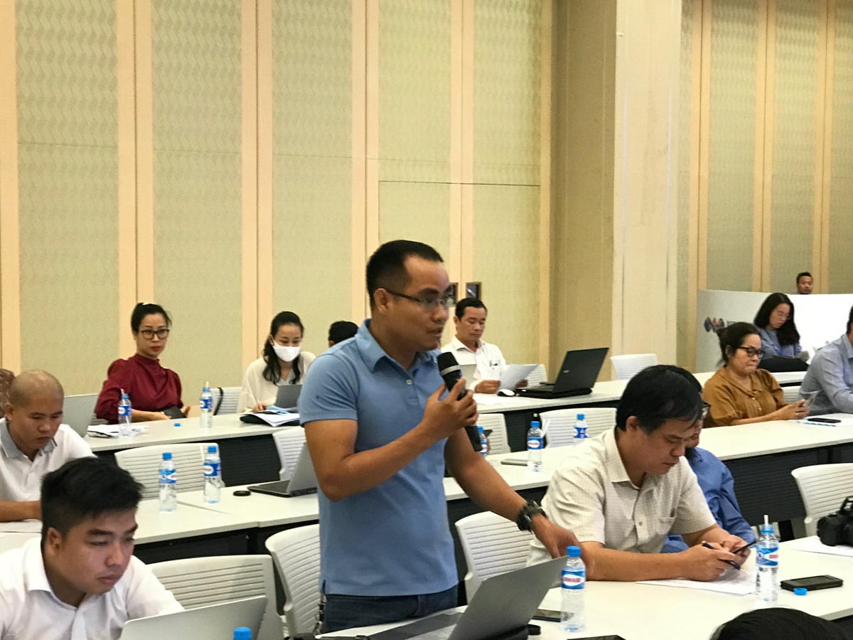 Đại diện một cơ quan báo chí chất vấn lãnh đạo các sở, ngành về những sai phạm trong xây dựng và bất động sản.