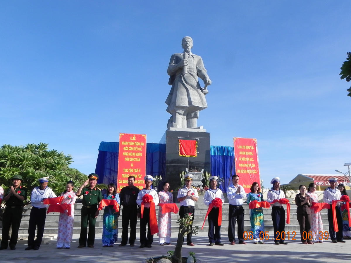 Tượng đài Trần Hưng Đạo trên đảo Song Tử Tây (Quần đảo Trường Sa) trong ngày khánh thành.