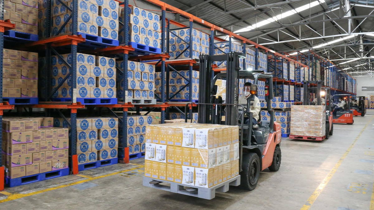Vượt trở ngại Covid, Vinamilk vẫn đảm bảo sản xuất, cung ứng để kịp thời tiếp sức lực lượng tuyến đầu và cộng đồng.