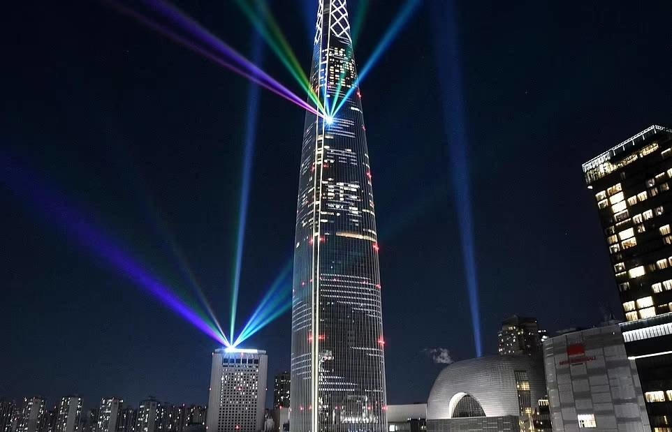 Tòa nhà chọc trời Lotte World, cao 123 tầng, sáng rực trong hoạt động trình diễn ánh sáng, đếm ngược chờ đón năm mới ở thủ đô Seoul, Hàn Quốc.