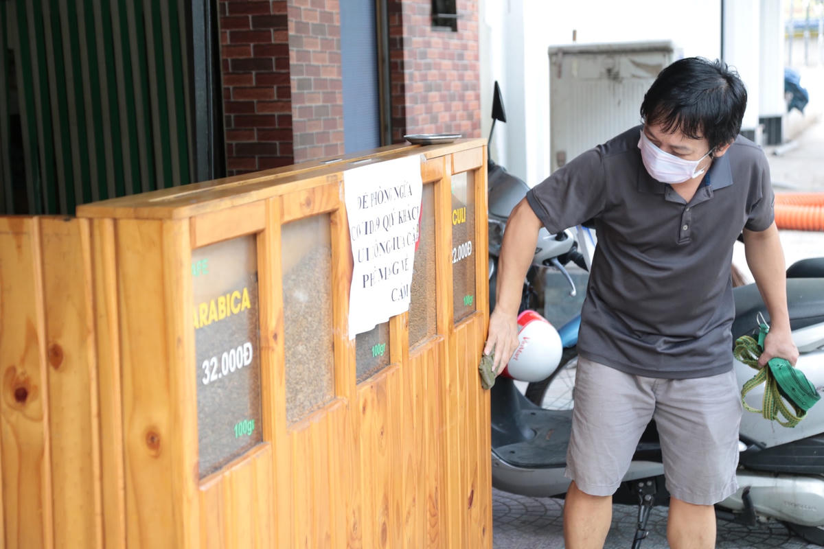 Một quán cà phê tại TP Thủ Đức chuẩn bị mở cửa khi từ ngày mai địa phương này được phép thí điểm mở cửa trở lại loại hình kinh doanh này.
