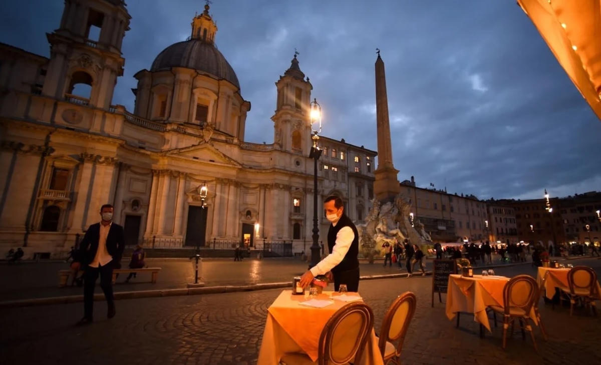 Quán ăn không bóng khách ở Rome, Italy.