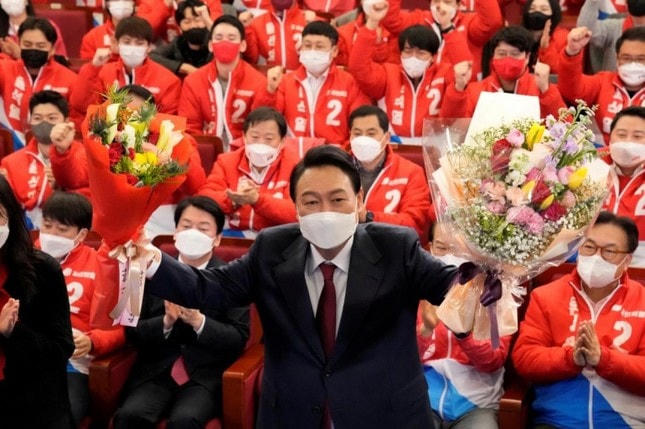 Tổng thống đắc cử Hàn Quốc - ông Yoon Suk-yeol ăn mừng chiến thắng của mình. Ảnh: Reuters.