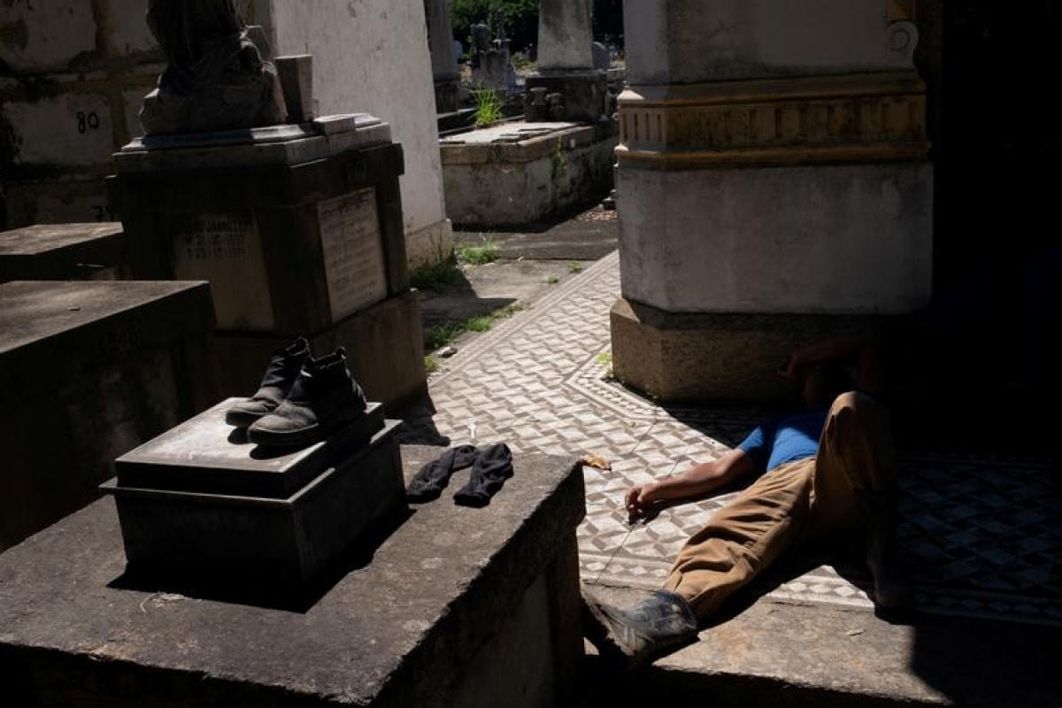 Một người đào mộ nằm nghỉ ở nghĩa địa Sao Francisco Xavier, Rio de Janeiro, Brazil ngày 13/4.  