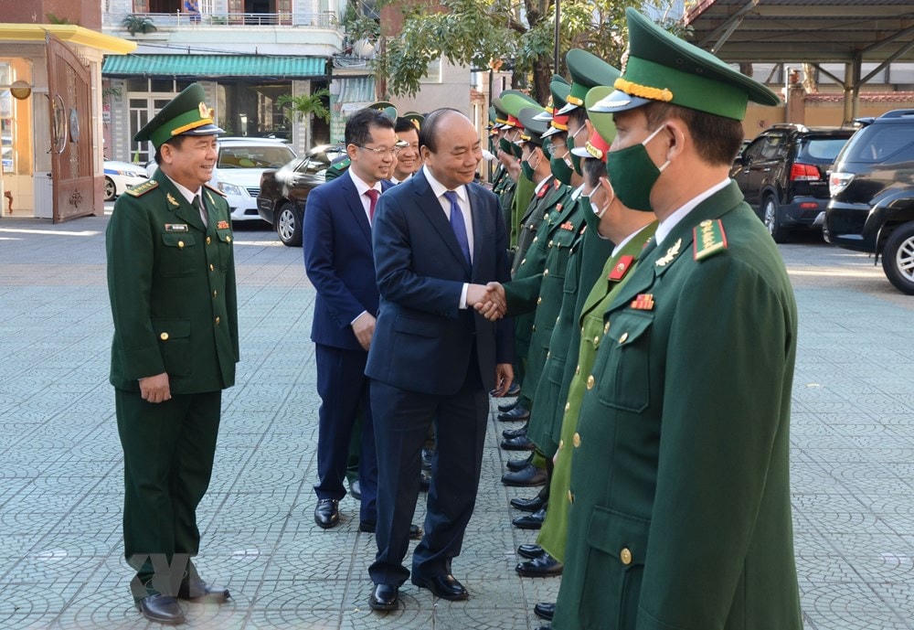 Thủ tướng Nguyễn Xuân Phúc đến thăm, chúc Tết các lực lượng vũ trang thành phố Đà Nẵng. (Ảnh: Quốc Dũng/TTXVN).