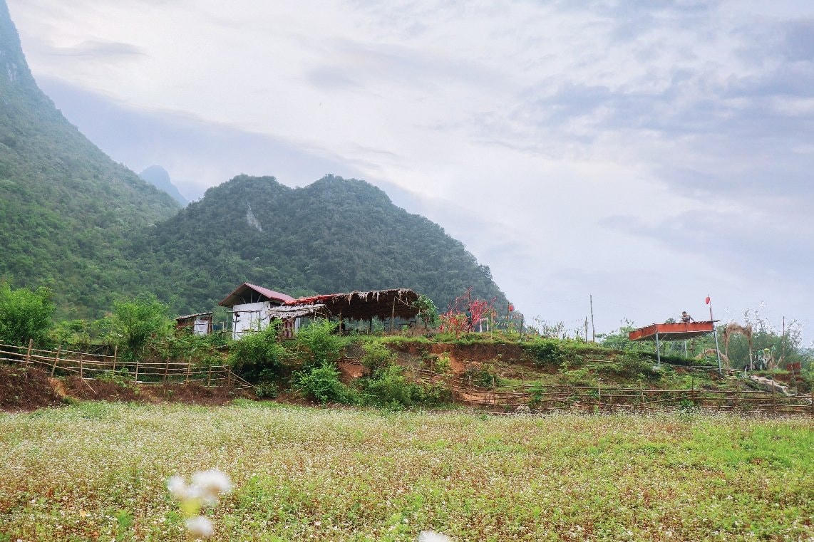 Trang trại Boong Farm nằm trọn trên quả đồi hoang và ruộng, nương xung quanh, có thác nước nhưng chỉ chảy theo mùa. Ảnh: N.C.