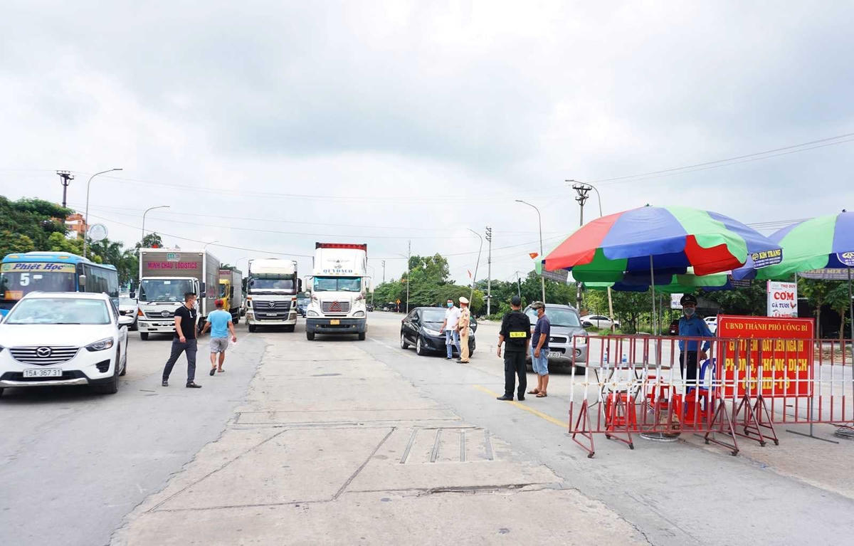 Chốt kiểm soát liên ngành phòng, chống dịch Covid-19 cầu Đá Bạc.