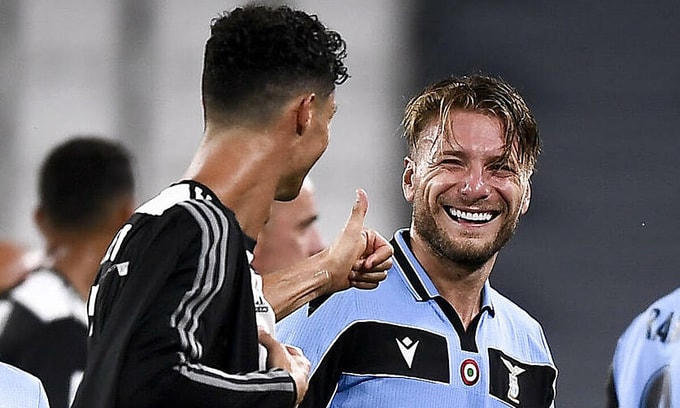 Immobile (phải) bỏ xa Ronaldo trong cuộc đua giành Giày Vàng. Ảnh: Imago.  