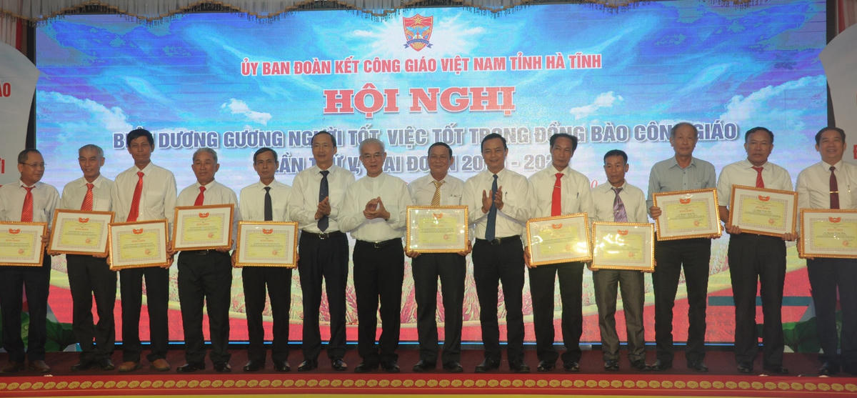 Tặng Bằng khen của Ủy ban MTTQ tỉnh Hà Tĩnh cho 14 tập thể, cá nhân xuất sắc.