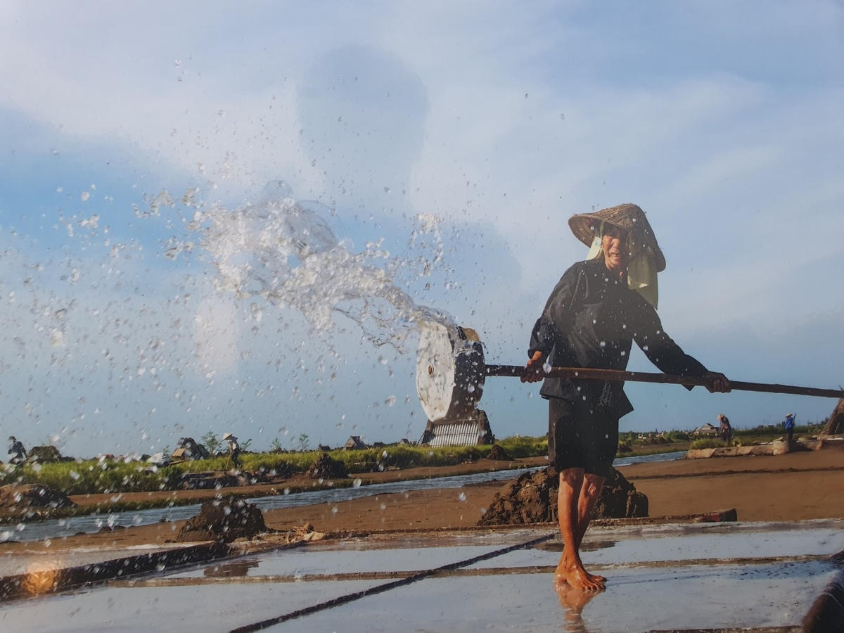 Một trong những hình ảnh về nghề muối trong không gian trưng bày.