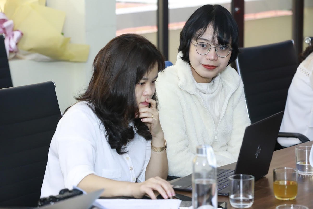 Nhà báo Phương Thảo và nữ sinh Đặng Trần Thủy Tiên. Ảnh: Phạm Quang Vinh.