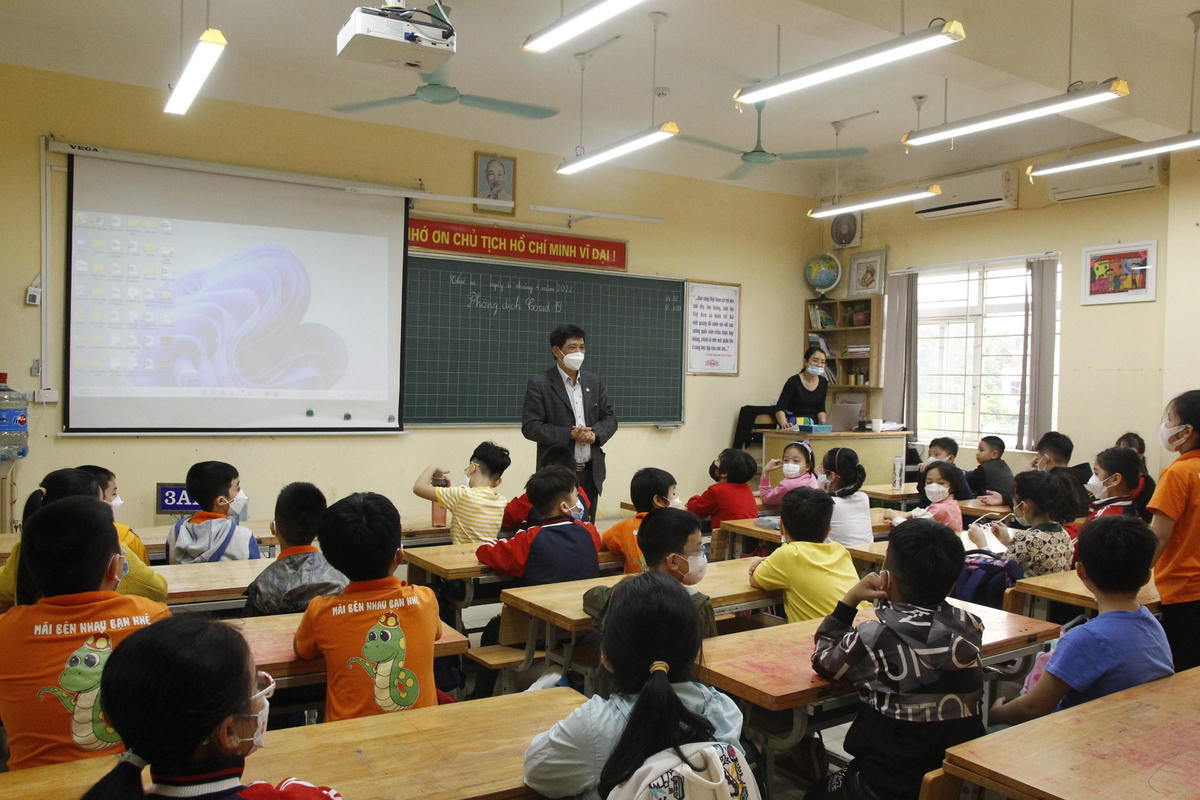 Phó Giám đốc Sở GDĐT Hà Nội Phạm Xuân Tiến cùng đoàn công tác của sở kiểm tra tại Trường Tiểu học Xuân La (quận Tây Hồ).
