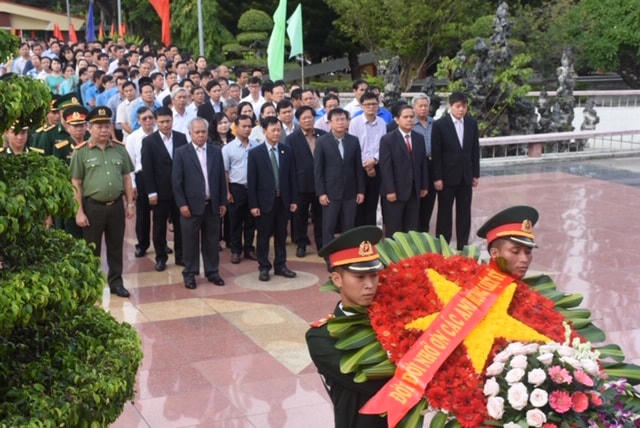Lãnh đạo tỉnh dâng hoa, thắp hương tại Đài tưởng niệm Nghĩa trang Liệt sĩ tỉnh.