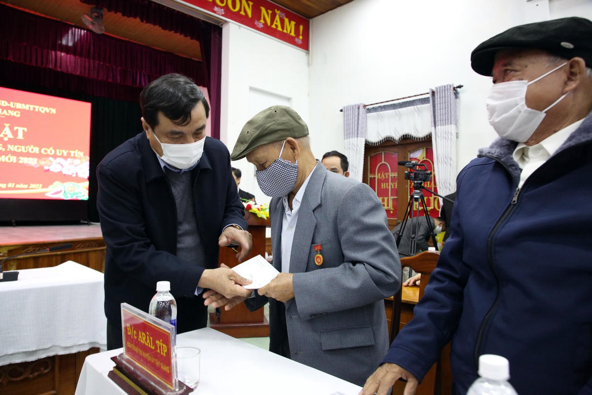 Ông Phan Việt Cường tặng quà Tết cho già làng, người uy tín ở Tây Giang.