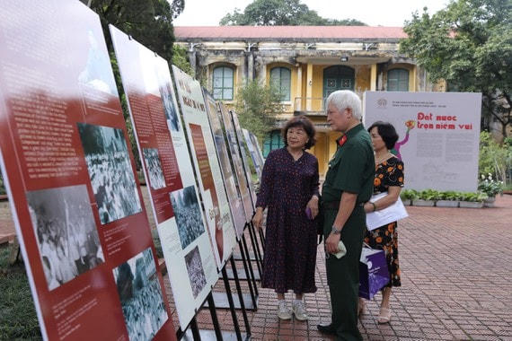 Khách tham quan triển lãm. Ảnh: Mai An.