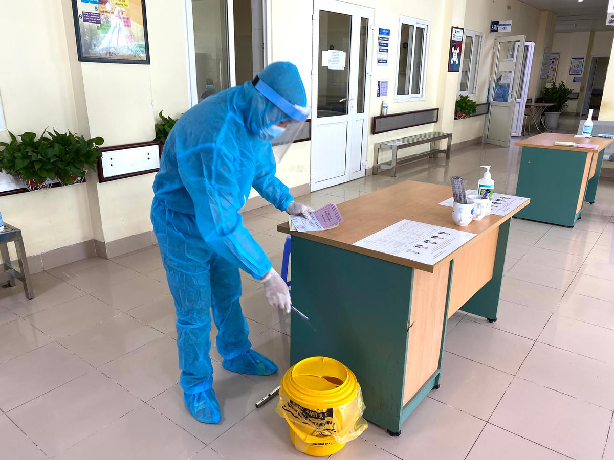 Hình ảnh y bác sĩ, bệnh nhân và người nhà tại Bệnh viện K tham gia bầu cử