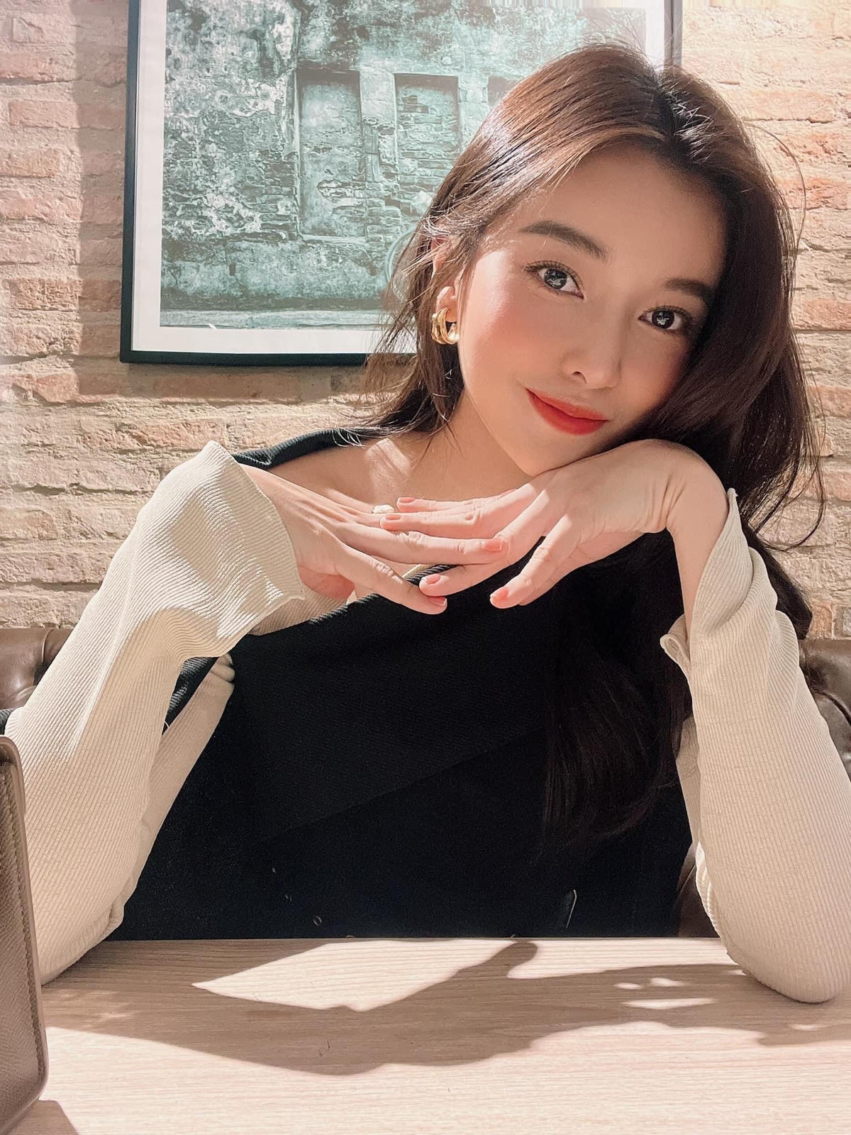 Cao Thái Hà vào vai thiếu úy Hạ Lam trong phim "Bão ngầm".