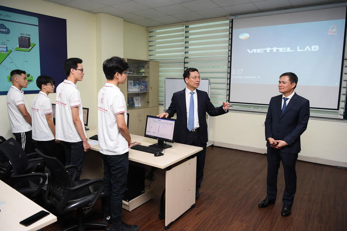 Bộ trưởng Bộ TTTT, đại diện Viettel và lãnh đạo nhà trường thăm lớp học tìm hiểu hệ thống phòng Lab.