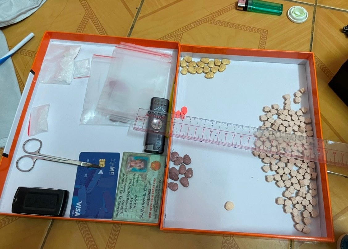 Lực lượng Công an thu giữ tang vật số lượng ma túy.