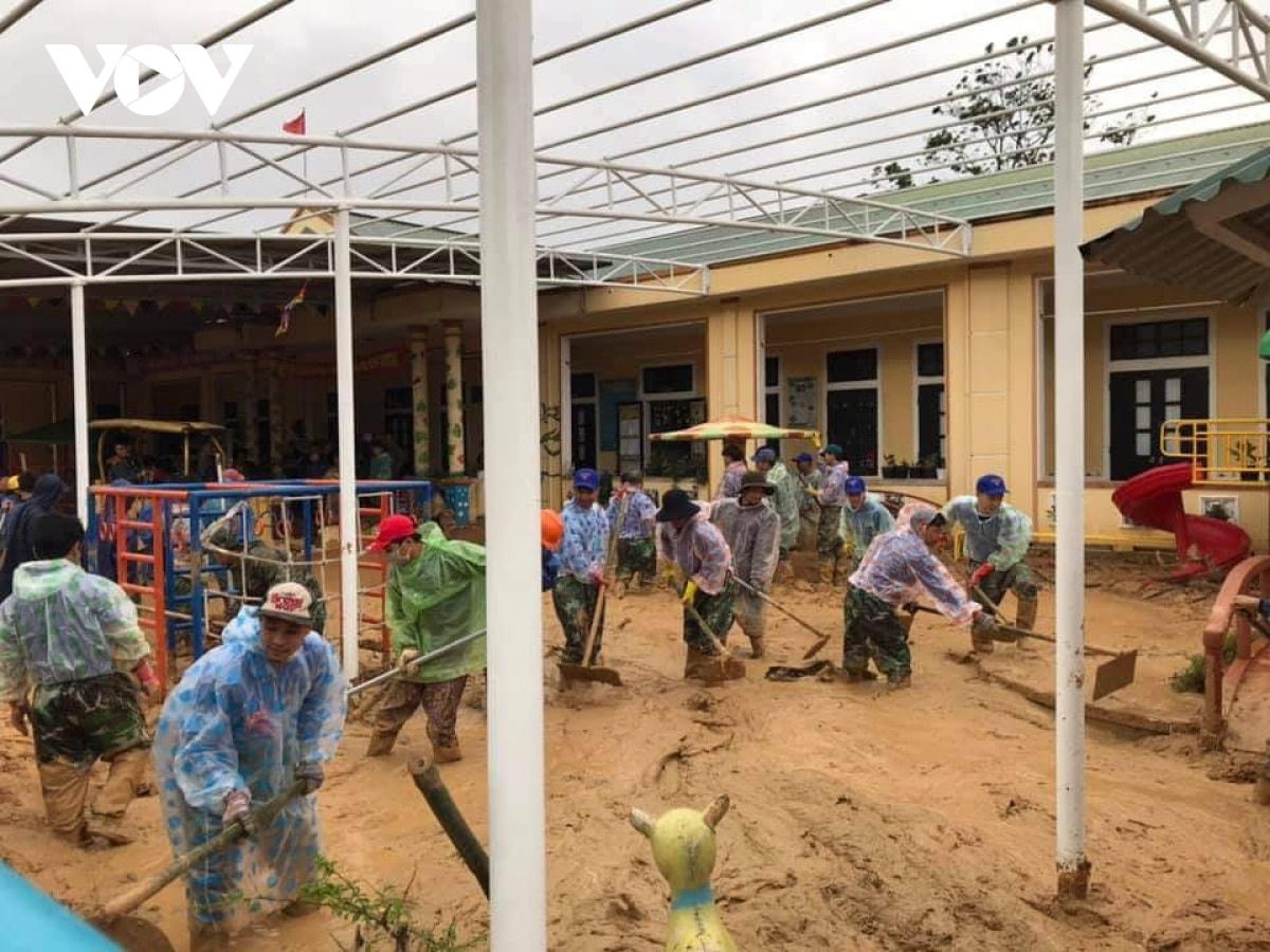 Lực lượng đoàn viên giúp dọn vệ sinh trường lớp.