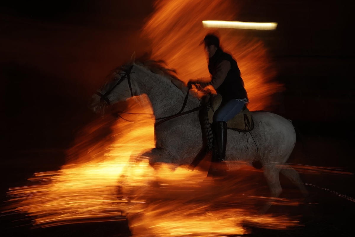Gỗ thông là vật liệu chính để nhóm lửa cho lễ hội. Ảnh: Getty Images.