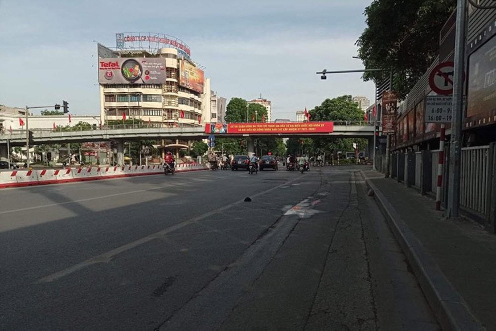 Hướng Thái Hà đi Huỳnh Thúc Kháng luôn trong tình trạng kẹt cứng vào các khung giờ cao điểm thì nay trở nên vắng vẻ, lượng người ra đường giảm đi trông thấy.