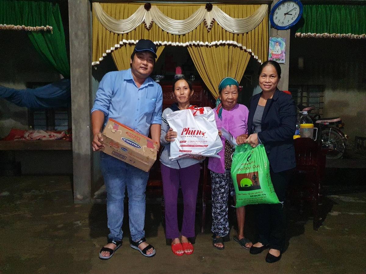  Niềm vui của người dân vùng lũ khi đón nhận tấm lòng của người dân cả nước chia sẻ trong những ngày khó khăn vì thiên tai.