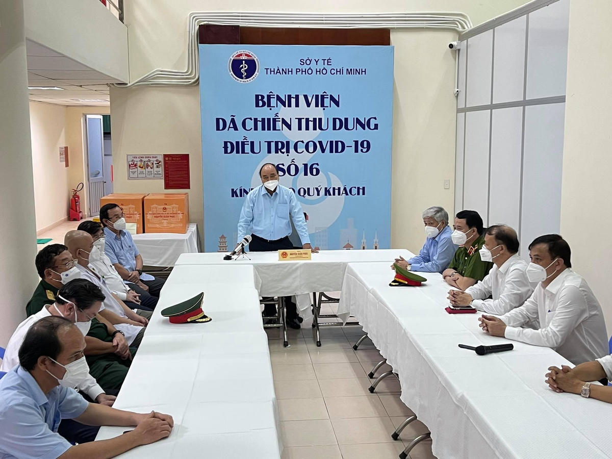 Chủ tịch nước Nguyễn Xuân Phúc và Bí thư Trung ương Đảng, Chủ tịch UBTƯ MTTQ Việt Nam Đỗ Văn Chiến cùng đoàn lãnh đạo TP HCM đã đến thăm và kiểm tra Bệnh viện Dã chiến thu dung số 16 (Quận 7). Đây là bệnh viện dã chiến có quy mô gần 3.000 giường được hoàn thành chỉ sau 20 ngày tức tốc xây dựng. Ảnh: N.V