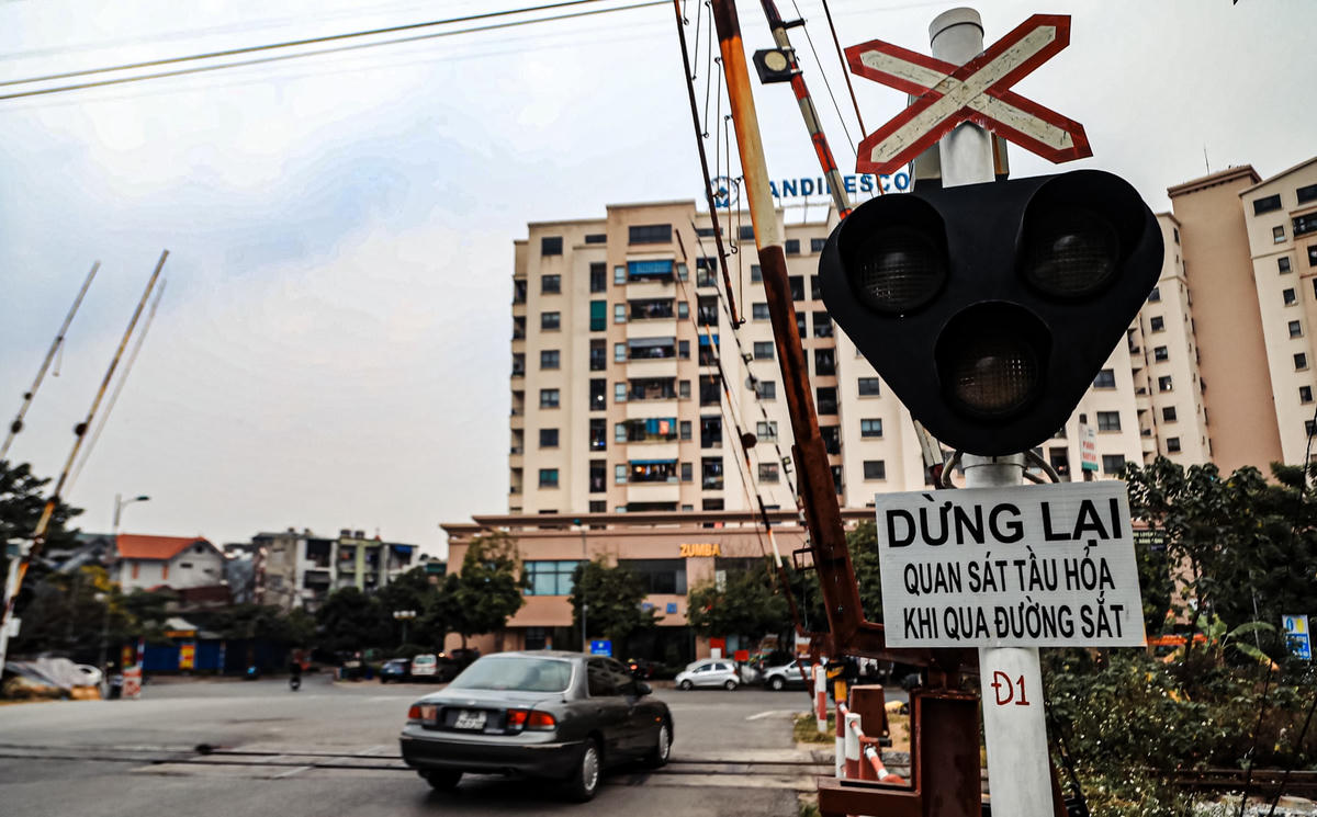 Biển báo tại điểm giao cắt giữa đường bộ và đường sắt chạy tuyến Hà Nội – Lào Cai trên phố Chế Lan Viên.