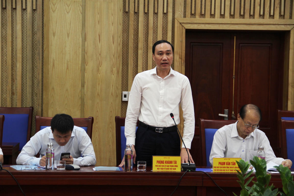 Phó Chủ tịch Phùng Khánh Tài phát biểu tại buổi làm việc.