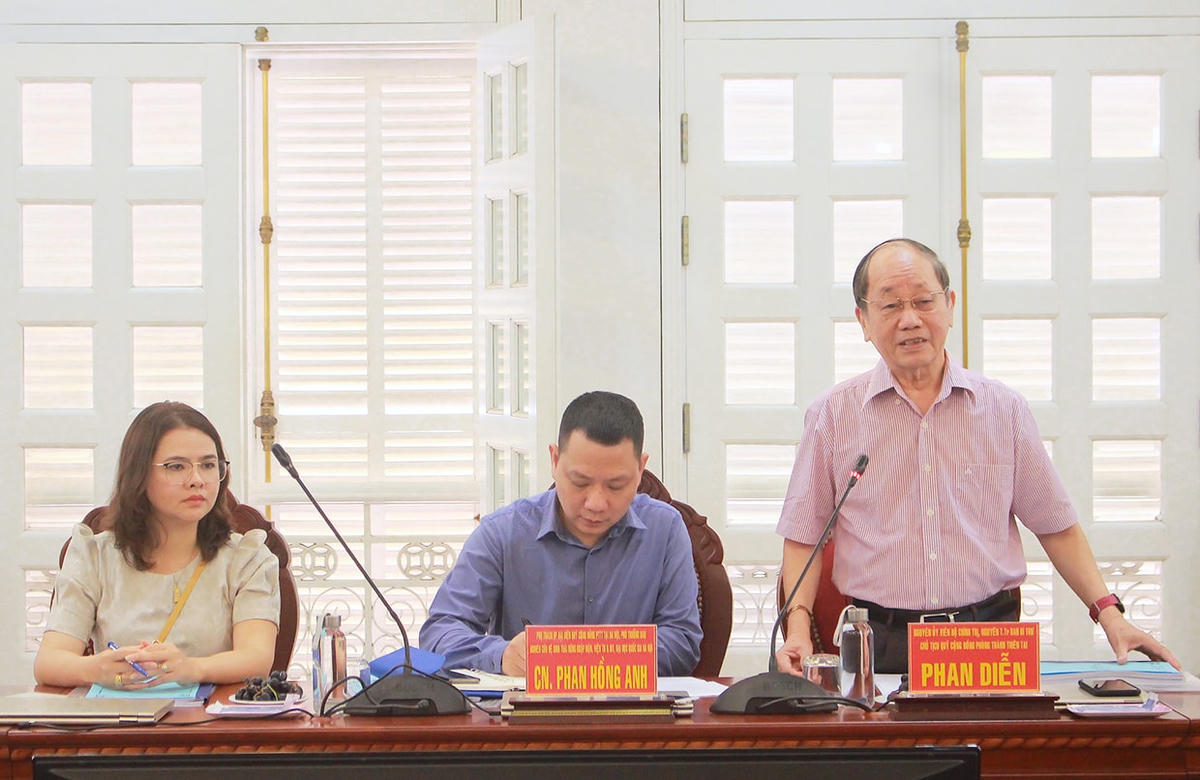 Ông Phan Diễn,Chủ tịch Quỹ cộng đồng phòng-chống thiên tai phát biểut tại buổi làm việc.