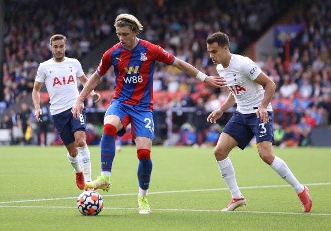 Crystal Palace tạo nên thế trận vượt trội so với Tottenham.