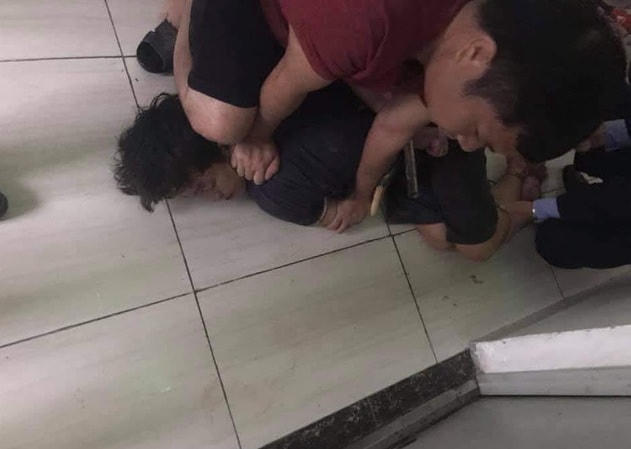 Lực lượng chức năng khống chế, bắt giữ đối tượng.