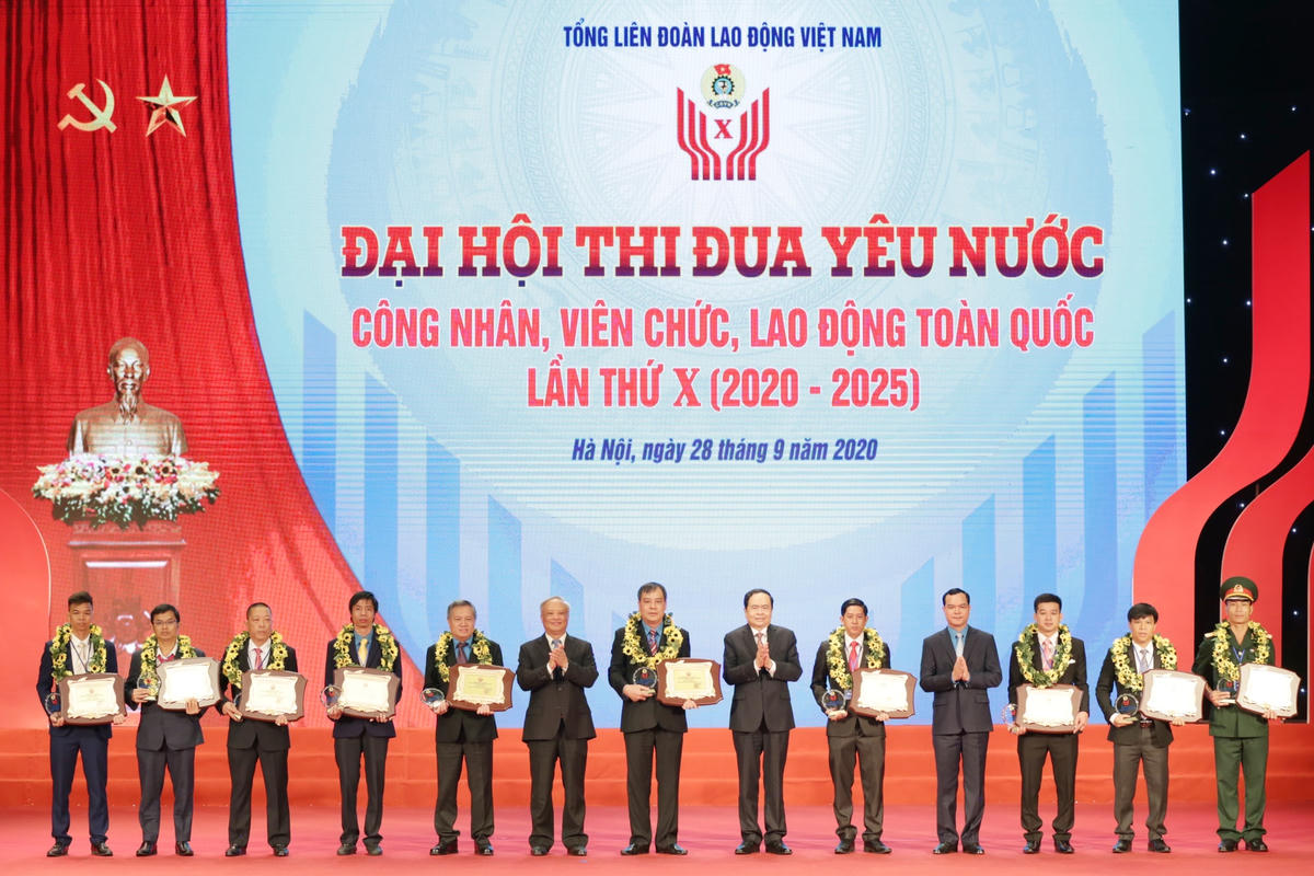 Chủ tịch UBTƯ MTTQ Việt Nam Trần Thanh Mẫn, Phó Chủ tịch Quốc hội Uông Chu Lưu, Chủ tịch Tổng LĐLĐ Việt Nam Nguyễn Đình Khang tuyên dương các tập thể, cá nhân tiêu biểu. Ảnh: Quang Vinh.