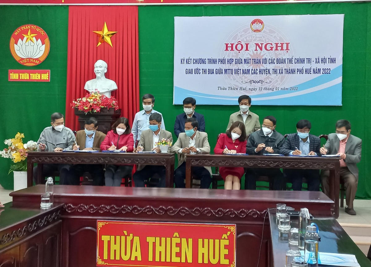 Đại diện lãnh đạo Uỷ ban MTTQ Việt Nam các huyện, thị xã và thành phố Huế ký giao ước thi đua.
