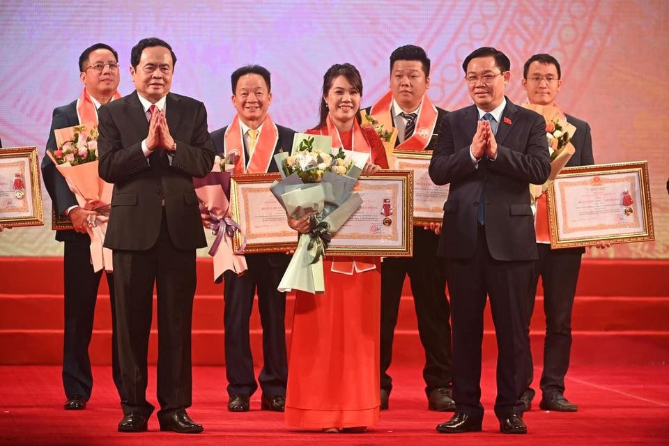 Bí thư Thành ủy Vương Đình Huệ và Chủ tịch UBTƯ MTTQ Việt Nam Trần Thanh Mẫn trao Huân chương Lao động cho tập thể, cá nhân có thành tích xuất sắc. Ảnh: Quang Vinh.