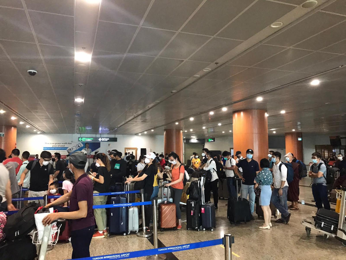 các công dân Việt Nam xếp hàng làm thủ tục về nước