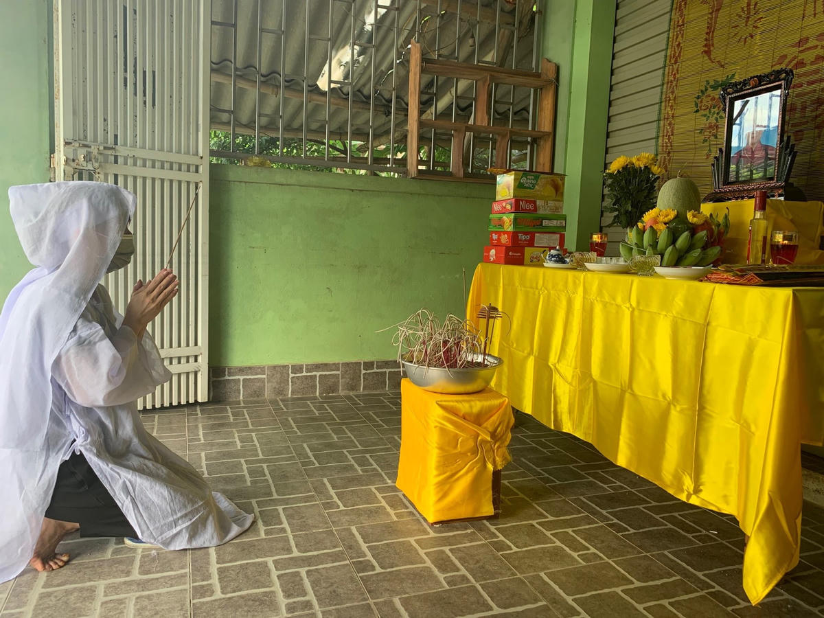 Đồng nghiệp lập vội bàn thờ để chị Thơ viếng mẹ từ nơi xa.