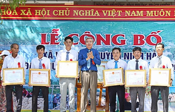 Ông Lê Văn Bình, Phó Chủ tịch UBND tỉnh Ninh Thuận trao Quyết định của UBND tỉnh công nhận xã Vĩnh Hải đạt chuẩn nông thôn mới năm 2020.