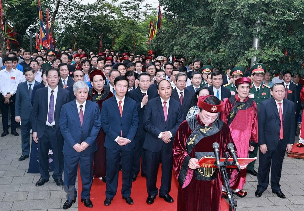 Chủ tịch nước Nguyễn Xuân Phúc và các lãnh đạo Đảng, Nhà nước, MTTQ Việt Nam dâng hương tại điện Kính Thiên (đền Thượng). (Ảnh: Thống Nhất/TTXVN).