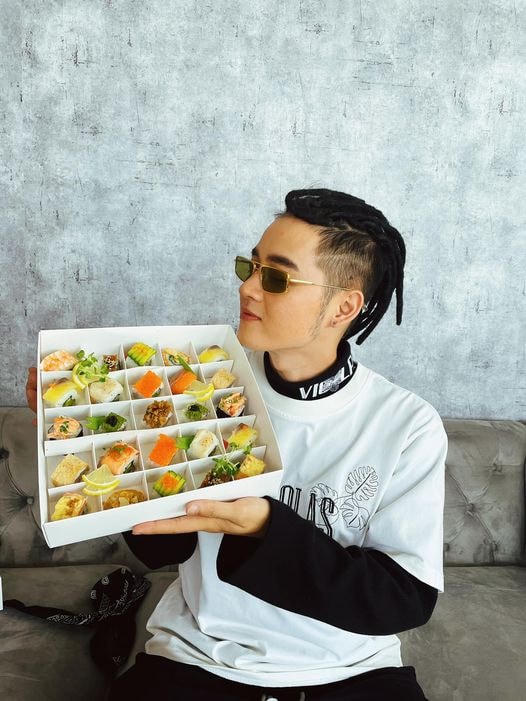 Thanh Duy được tặng một set Sushi ngon không cưỡng nổi. Ngay lập tức, NSND Tự Long lên tiếng: “Ship cho anh đi, em quên anh rồi, huhu”.