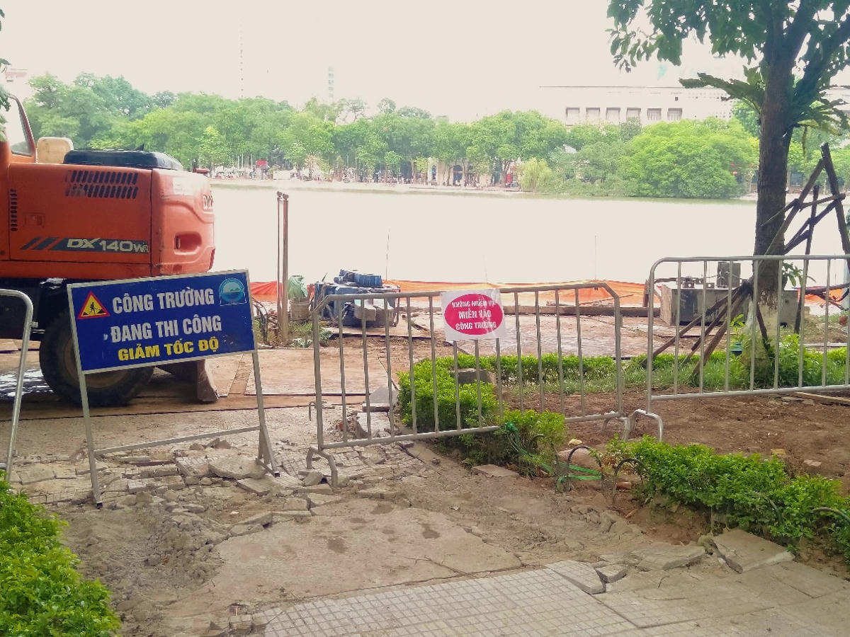 Sau khi xem xét và khảo sát thực tế cho thấy hơn 20 loại vật liệu gạch, đá dùng để ốp, lát, kè trước đây đã bị hư hỏng, cong vênh vì vậy việc lát đá mới cải tạo hạ tầng vỉa hè cho người đi bộ là rất cần thiết.