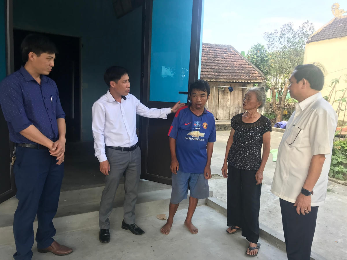 Ông Hoàng Anh Đức (thứ hai từ trái sang) cùng đoàn công tác giám sát tại thị xã Kỳ Anh.