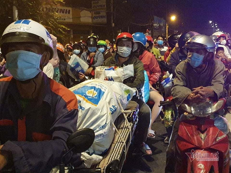Dòng người mệt mỏi sau nhiều giờ chờ đợi. Ảnh: Vietnamnet.